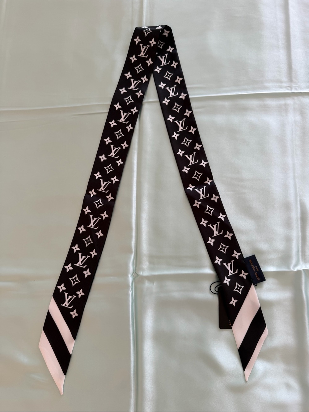 LV  twilly scarf black white